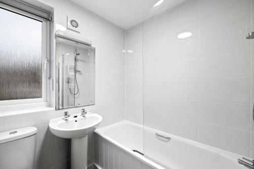 埃克塞特Spacious Free Parking Contractors and Corporate的白色的浴室设有水槽和浴缸。