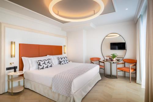 格拉纳达巴塞罗卡门格拉纳达酒店的酒店客房,配有床和镜子