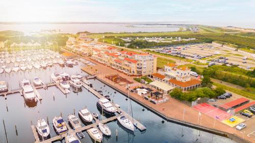 奥德多普Summio Marina Port Zélande的码头的空中景观,码头有船停靠