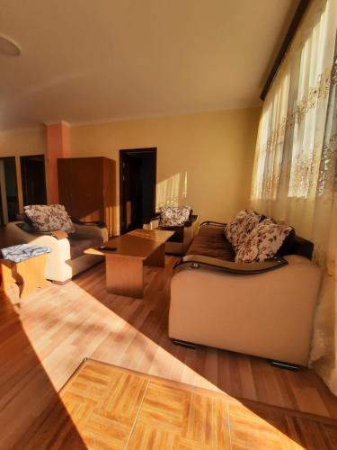 萨克德佐尔镇Cottage Tsaghkadzor的客厅配有两张沙发和一张桌子