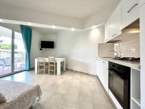 皮诺港Angolo Mare Apartments & Rooms的厨房以及带桌子和柜台的用餐室。