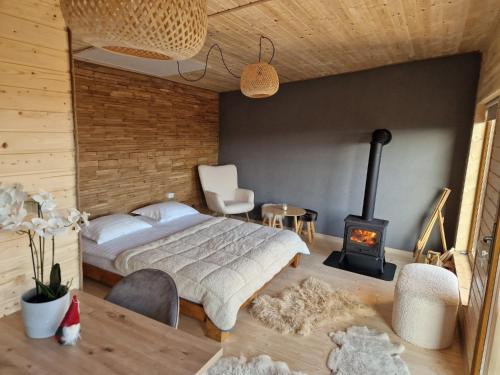 布朗La Odai的一间卧室配有一张床和一个燃木炉子