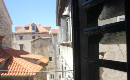 斯普利特Slavija Culture Heritage Hotel的从窗户可欣赏到城市美景
