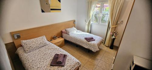 卡勒达德福斯特Verano Brisa Private Golf Villa的小房间设有两张床和窗户