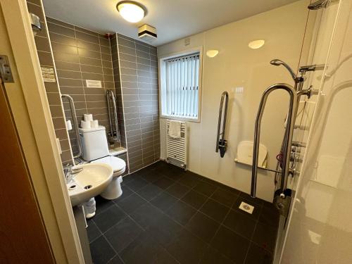 谢菲尔德威尔逊卡莱尔中心酒店的浴室配有卫生间、盥洗盆和淋浴。