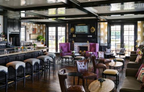 萨格港拜伦湾酒店的一间酒吧,房间内设有桌椅