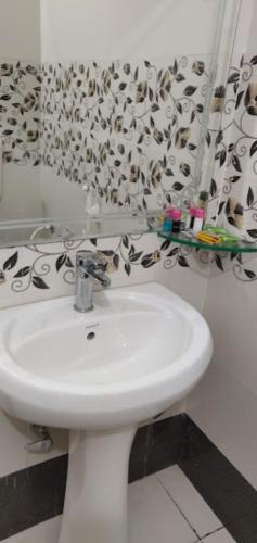 珀勒德布尔Hotel Pratap Regal,Bharatpur的浴室设有白色水槽和淋浴帘