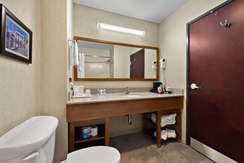 里诺里诺机场舒适旅馆&套房的一间带水槽、卫生间和镜子的浴室