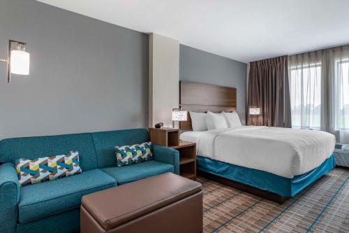 富兰克林MainStay Suites Milwaukee-Franklin的酒店客房,配有床和沙发