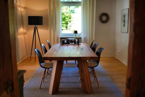 福尔巴赫Bergschlössl Herrenwies的一张木桌,房间周围摆放着椅子