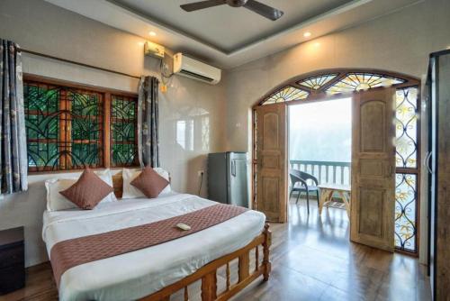 卡兰古特Calangute Beach Steps的一间卧室设有一张床和一个美景窗户。