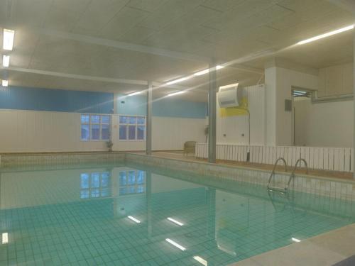 霍耶Apartment Grethel - all inclusive - in Western Jutland by Interhome的大楼内的大型游泳池