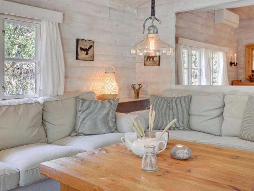 维斯特索马肯Holiday Home Solfred - 200m from the sea in Bornholm by Interhome的客厅配有白色的沙发和木桌