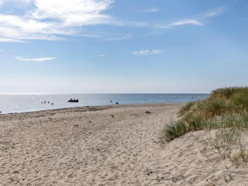 维斯特索马肯Holiday Home Solfred - 200m from the sea in Bornholm by Interhome的海滩与大海相映成趣