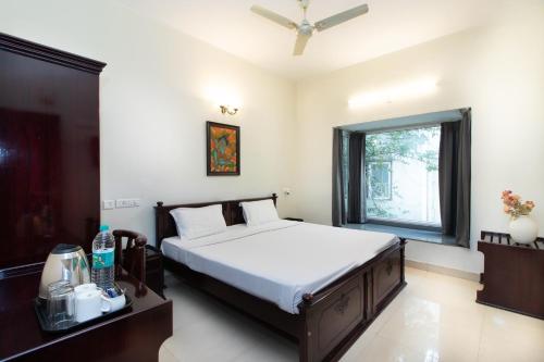 班加罗尔Sanctum Suites Indiranagar Bangalore的一间卧室设有一张床和一个窗口
