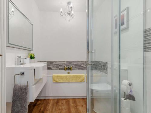 滨海韦斯顿1 Bed in Weston-Super-Mare 78986的一间带玻璃淋浴和水槽的浴室