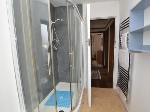 布里德波特3 Bed in West Bay 78089的浴室里设有玻璃门淋浴