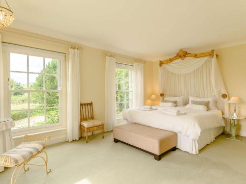 Long Bredy5 Bed in Litton Cheney 78462的卧室设有白色大床和窗户。