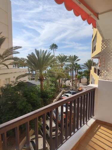 洛斯克里斯蒂亚诺斯Precioso estudio en Los Cristianos的享有海滩和棕榈树景致的阳台