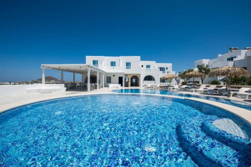 Cycladic Islands Hotel & Spa内部或周边的泳池