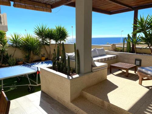 厄尔梅达诺Medano Beach - Villa Playa的享有海滩景致的户外庭院