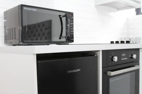 伦敦New Cosy Studio in London!的厨房的台面上有一个微波炉