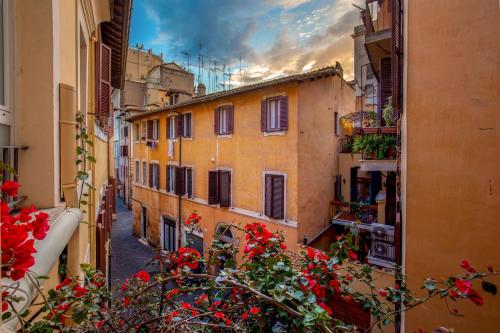 罗马波洛公寓酒店的享有小巷的建筑和鲜花美景