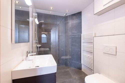 斯图姆Apart Stiegler的白色的浴室设有水槽和卫生间。