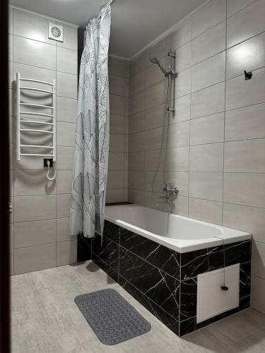 切尔诺夫策Mayster Home的设有带浴缸和淋浴的浴室。