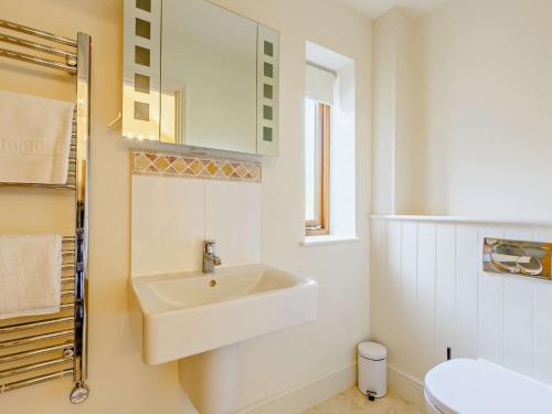 布莱克尼3 Bed in Blakeney 83628的白色的浴室设有水槽和卫生间。