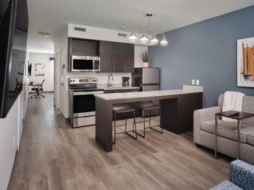 克利夫兰stayAPT Suites Cleveland TN的公寓内设有开放式厨房和客厅。