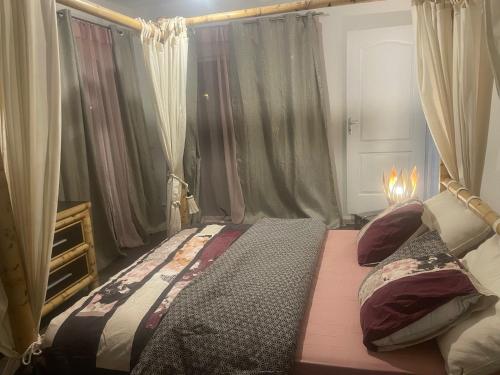 PierrefondsLa Kaze Cocos的一间卧室配有带2个枕头的床