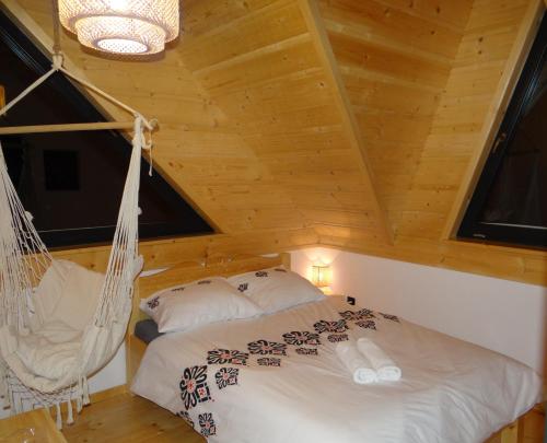 SidzinaNiedźwiedzi Zakątek的配有木制天花板的客房内的吊床