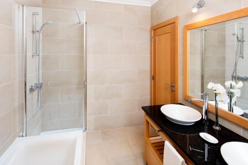 普拉亚德尔瑞伊海滨 - 普拉亚德雷伊高尔夫及海滩度假酒店的带淋浴、盥洗盆和浴缸的浴室