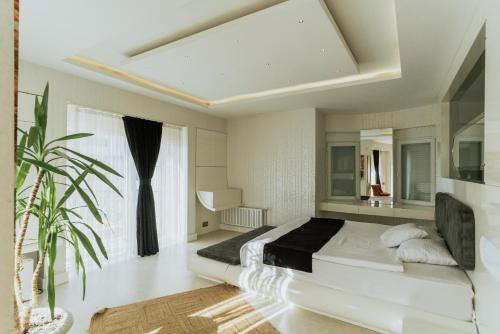 埃迪尔内Blackmoon Villa Edirne的白色的卧室设有床和窗户