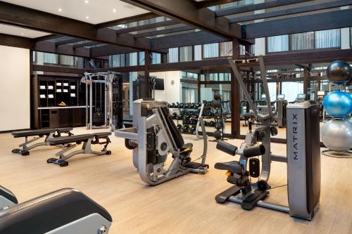 西塔科西雅图机场万豪酒店的健身房,配有各种跑步机和机器