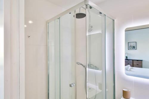 蒙鲁日Studio Design Près du Metro的带淋浴的浴室和玻璃门