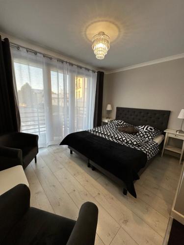 米兹多洛杰Saviano Mare Villa的一间卧室配有一张床和一个吊灯