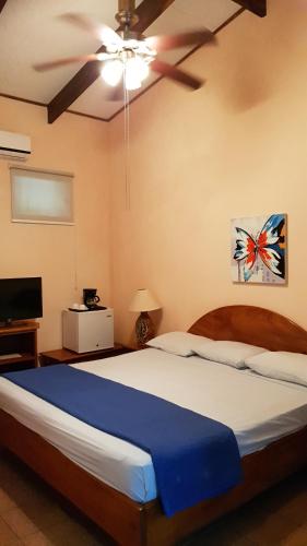 萨玛拉萨马拉海滩酒店的一间卧室配有一张大床和吊扇