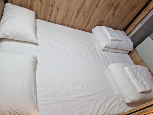 维也纳Gent Apt的一张带白色床单和枕头的床