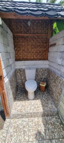 特特巴图Tetebatu Hostel Private Bungalow的砖墙内带卫生间的浴室