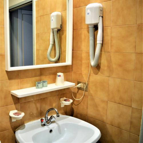 贝拉蒙特桑赛尔索帕克酒店的一间带水槽的浴室和墙上的两部电话