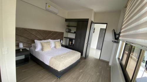 阿纳波伊马HOTEL LE FALEP的一间卧室配有一张带大床头板的床