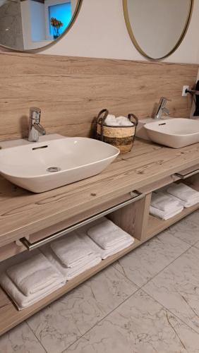 WörschachFerienwohnung Wolkenstein的浴室配有盥洗盆和带毛巾的台面。