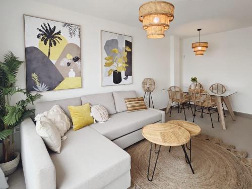 拉曼加戴尔马尔梅纳BEACH SUN SPIRIT, spa & gym的客厅配有沙发和桌子