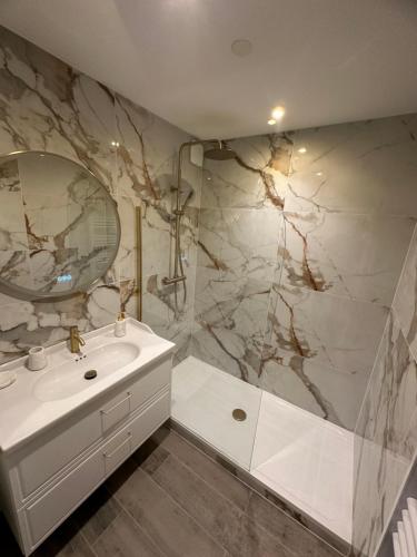 奥贝奈MarbleMood Spa的浴室设有白色水槽和镜子