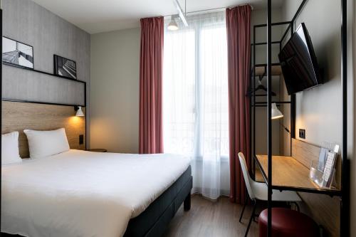 布洛涅-比扬古宜必巴黎布洛涅比扬古酒店的酒店客房设有一张大床和一台电视。