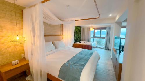 乌巴图巴Catalina Hotel的一间卧室设有一张大床和一个窗户。