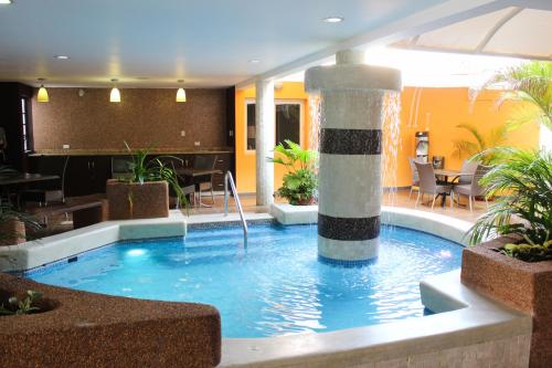 Punto FijoSanta Fe Inn Hotel的一座带喷泉的游泳池
