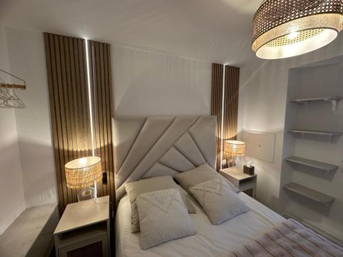 奥贝奈MarbleMood Spa的一间卧室配有一张带2个床头柜和2盏灯的床。
